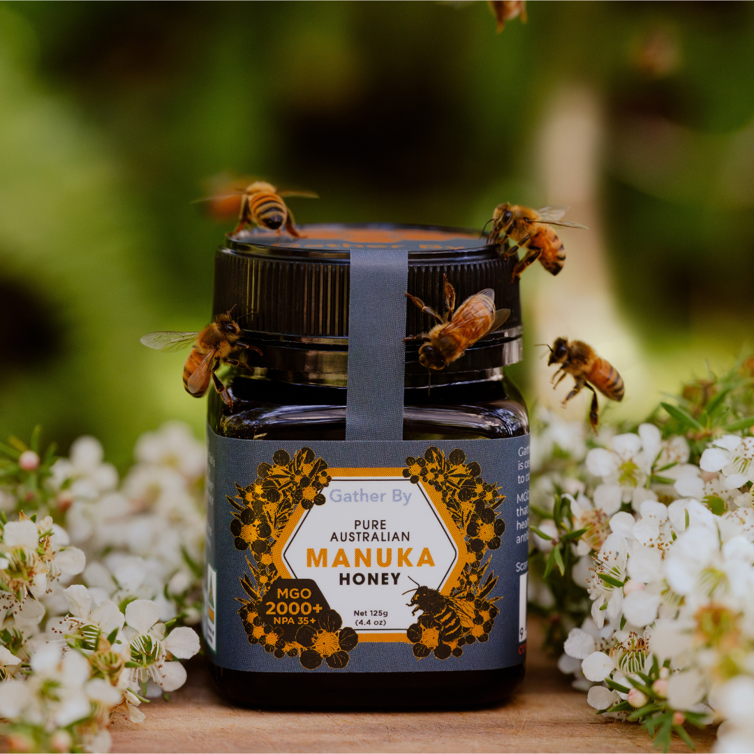 MGO 2000+ Manuka honey with bees and manuka flowers